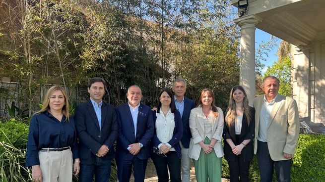 Mauricio Macri con senadores del PRO.