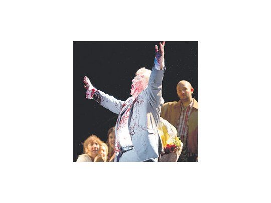 Peter Coleman Wright  como Calígula. La partitura de Glanert es efectiva en la plasmación musical de la esencia de la pieza de Albert Camus.