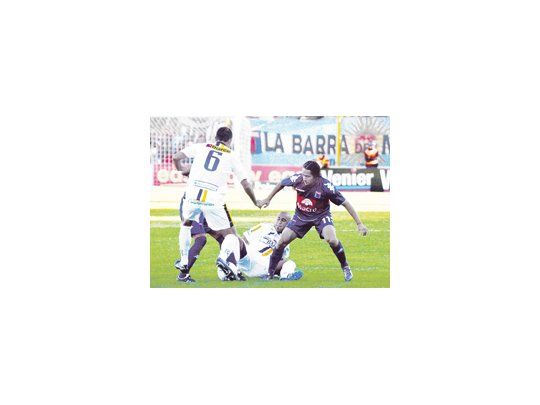 Ramiro Leone lucha con Roberto Brum y Bianchi Arce. Tigre se trajo un punto de Bahía Blanca, en un partido que valía seis.