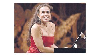 Karin Lechner, además de pianista también directora de orquesta: “Aún no me doy cuenta del efecto de dirigir tocando el piano, es un poco pronto y necesitaría más experiencia como directora”.