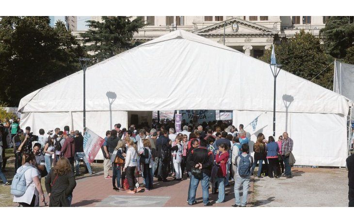 Símbolo. Los sindicatos docentes armaron ayer una carpa blanca en La Plata, desde donde llamaron a una movilización para el próximo 5 de abril.