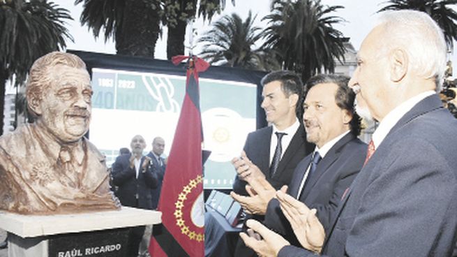 homenaje. En Salta, se descubrió un busto de Raúl Alfonsín con la presencia del actual gobernador Sáenz y sus antecesores Urtubey y Romero. Hicieron guiños al “gobierno de unidad” que plantea Unión por la Patria.