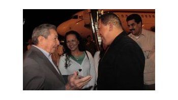 Chávez fue recibido en el aeropuerto de La Habana por el presiente cubano, Raúl Castro.