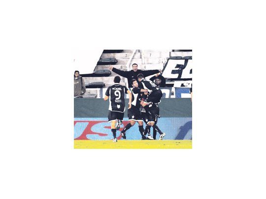 Todos abrazan a Fabián Cubero, autor del primer gol, con el cual Vélez abrió su camino hacia el triunfo.