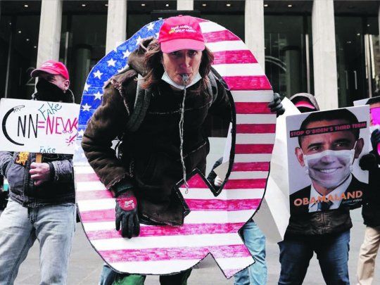 SIN FRENO. Miembros de la agrupación Qanon fueron protagonistas indiscutidos de la toma del Capitolio en enero pasado.&nbsp;