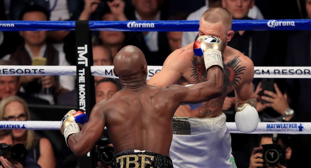 Floyd impacta un derechazo en la cara del irlandés
