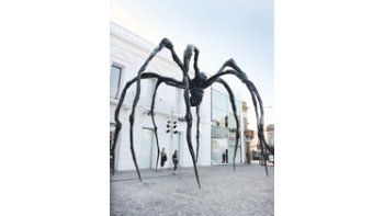 «Maman», la imponente escultura que representa la figura materna, y que la Fundación Proa emplazó en la esquina de Caminito y Pedro de Mendoza para presentar la asombrosa muestra de Louise Bourgeois «El retorno de lo reprimido».
