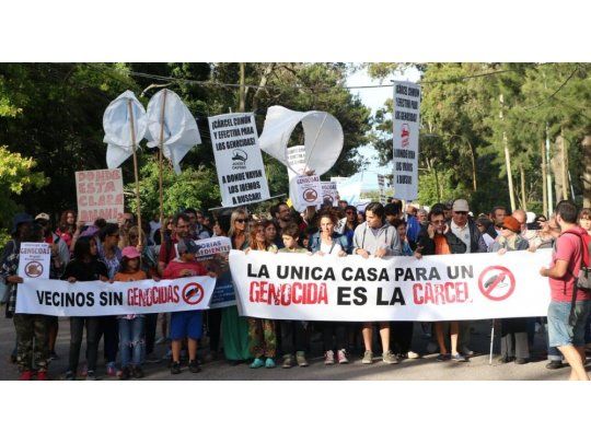 Protestas en la Costa Atlántica por la prisión domiciliaria de Etchecolatz y la presencia de Bianco