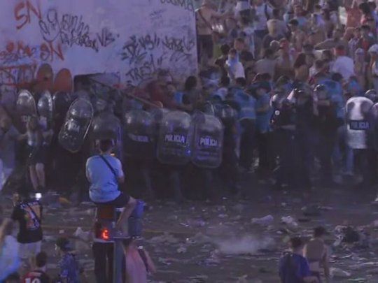 Tensión e incidentes en el desalojo del Obelisco: la policía se enfrentó con los últimos hinchas