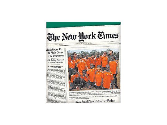 La portada de «The New York Times» muestra la foto de unode los equipos del pueblo de Clarkston. La mayoría de lapoblación aprueba la prohibición del fútbol. Una mujer (blanca)es la que entrena a los niños inmigrantes y defiende laintegración.