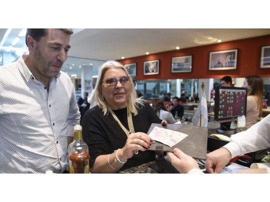 Mientras el presidente, Mauricio Macri, cenaba con radicales en Olivos, la diputada aprovechó para enviar un mensaje a sus socios políticos.