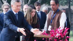 en el inicio de su actividad en india, macri rindio homenaje a gandhi