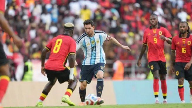 La Selección argentina venció 2-0 a Angola con goles de Messi y Lautaro Martínez