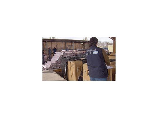 Secuestran más de un millón de CDs ingresados de contrabando