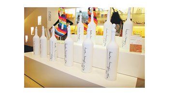 «Arte que encapsula» es un proyecto en homenaje al 10º aniversario del Malba. Se trata de una edición especial de vinos encapsulados dentro de una pieza de la diva del pop, Marta Minujín.