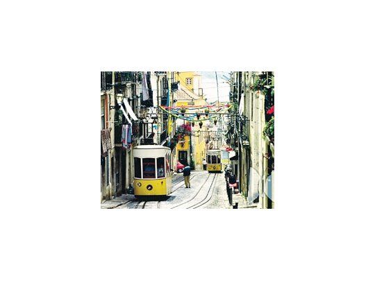 Las calles de las zonas más pintorescas pueden recorrerse a bordo de los típicos tranvías que aún mantiene la capital portuguesa.