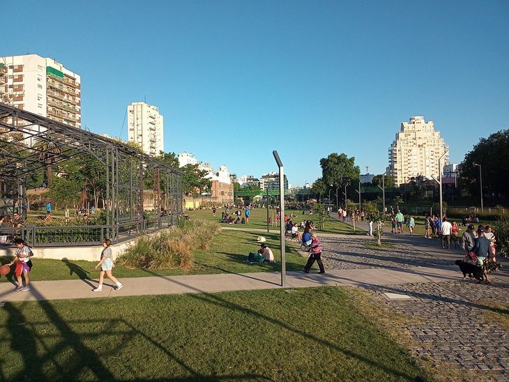 El Parque Ferroviario de Colegiales además se convirtió en un espacio donde los vecinos lo visitan para estar cerca del verde y realizar actividades físicas El Parque Ferroviario de Colegiales además se convirtió en un espacio donde los vecinos lo visitan para estar cerca del verde y realizar actividades físicas