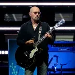 Arthurs de 60 años es uno de los miembros fundadores de la banda. Arthurs de 60 años es uno de los miembros fundadores de la banda.