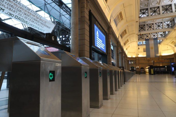 La decisión de paralizar los servicios fue adoptada por los propios trabajadores. Una vez definido, la Unión Tranviarios del Automotor (UTA) se plegó a la protesta.