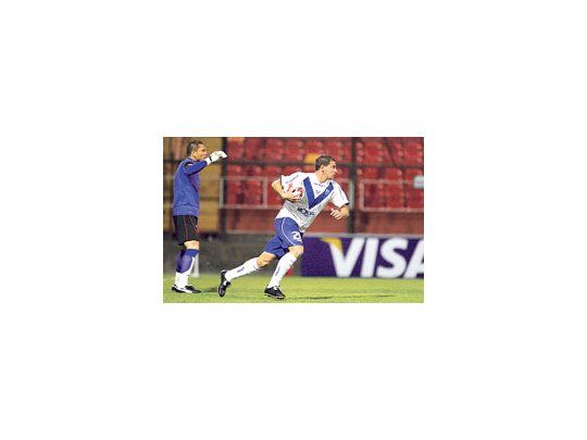 Leandro Caruso se lleva la clasificación bajo el brazo. El ex delantero de Godoy Cruz fue la gran figura de la noche y marcó los dos goles.