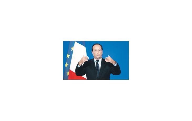 Histriónico François Hollande en una de sus apariciones públicas ayer, pese a su popularidad en baja. El desempleo crece y suma otra preocupación.