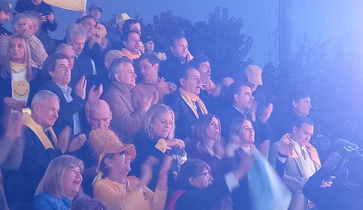 Funcionarios del PRO alentaron desde la tribuna. Funcionarios del PRO alentaron desde la tribuna.