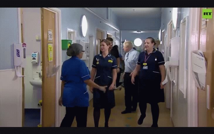 Ciudadano enfrenta y cuestiona a Boris Johnson durante visita a hospital