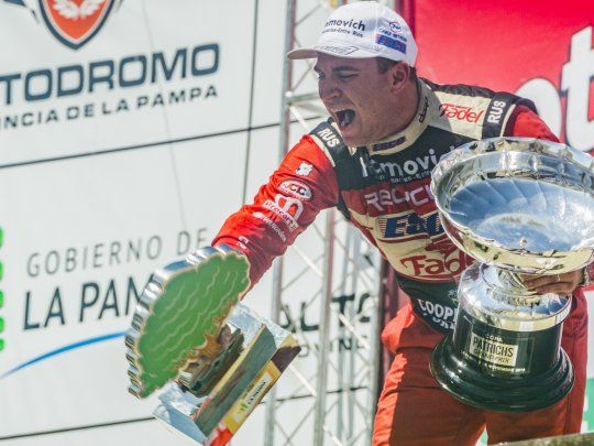 Mariano Werner festeja en el podio de Toay, La Pampa.