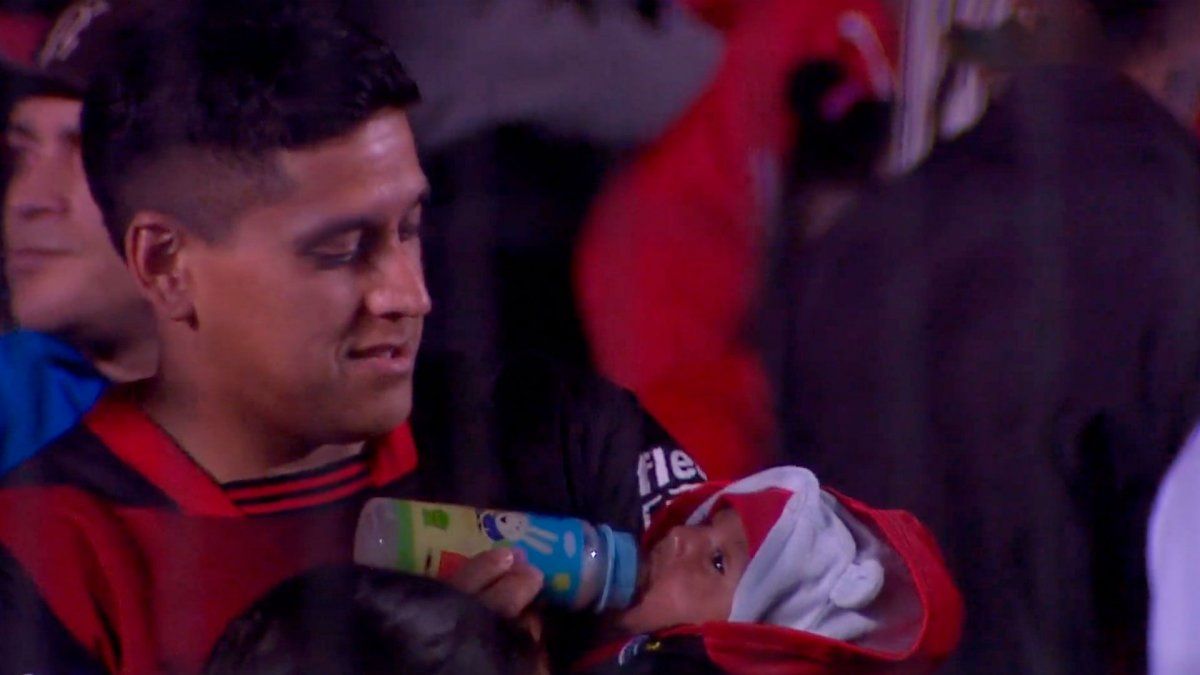 A Colón fan nominated by FIFA as best fan for feeding his son in the middle of the game