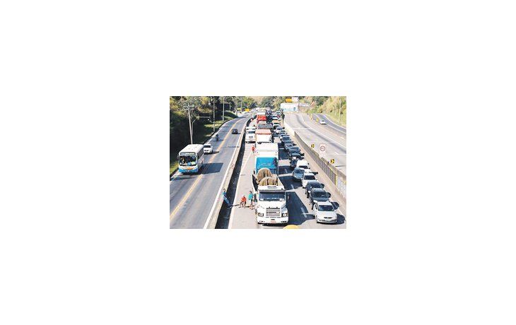 Los camioneros en protesta habilitaron cada cierto tiempo el paso de autos en la autopista Río-San Pablo. No obstante, hubo congestionamientos de hasta 15 kilómetros y demoras de hasta 6 horas en otras vías.