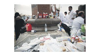 ámbito.com | Médicos egipcios improvisan un campamento para la atención de los heridos cerca de la plaza Tahrir, el epicentro de las protestas y los choques en El Cairo. La violencia entre oficialistas y opositores es inusitada.