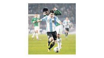 Lionel Messi, en una de las jugadas del partido inaugural contra Bolivia, en el Estadio Único de La Plata.