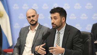 El funcionario Cacace junto al diputado Santurio, durante el debate por la ley de Hojarasca. El funcionario Cacace junto al diputado Santurio, durante el debate por la ley de Hojarasca.