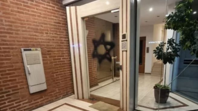 La pintada antisemita en un edificio de Caballito. 