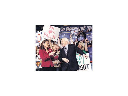 John McCain y su compañera de fórmula, Sarah Palin, se mostraron ayer juntos en un actoen Pennsylvania. La mayoría de las encuestas da ventaja a la fórmula demócrata encabezadapor Barack Obama, pero dos estudios estrecharon ayer esa diferencia.