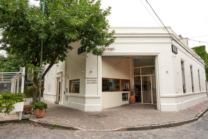 Located in Palermo, the restaurant is committed to a warm and simple atmosphere where the dish is the main protagonist. Located in Palermo, the restaurant is committed to a warm and simple atmosphere where the dish is the main protagonist.
