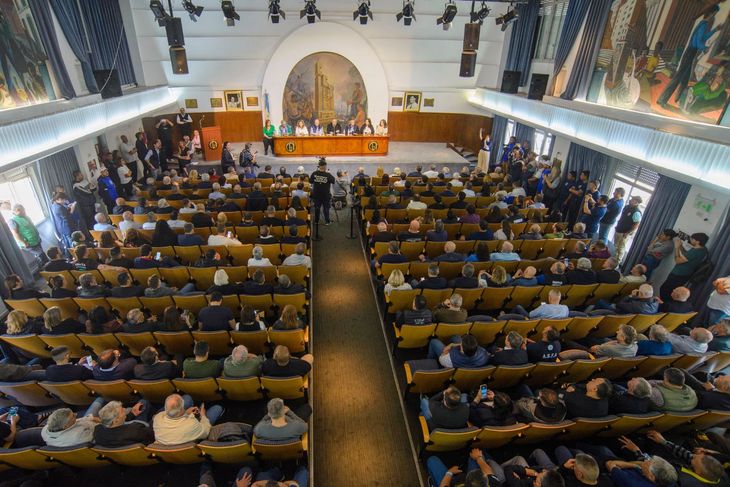 Además de Rodríguez y Abel Furlán (UOM), estuvieron Armando Cavalieri (Comercio), Gerardo Martínez (UOCRA), Hugo Moyano padre (Camioneros), Omar y Sebastián Maturano (La Fraternidad), Mario Calegari (UTA), Sergio Palazzo (Bancarios), Omar Plaini (Canillitas) y Mario Lavia (Petroleros), entre centenares de dirigentes. Además de Rodríguez y Abel Furlán (UOM), estuvieron Armando Cavalieri (Comercio), Gerardo Martínez (UOCRA), Hugo Moyano padre (Camioneros), Omar y Sebastián Maturano (La Fraternidad), Mario Calegari (UTA), Sergio Palazzo (Bancarios), Omar Plaini (Canillitas) y Mario Lavia (Petroleros), entre centenares de dirigentes.