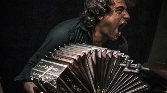 El bandoneonista Adrián Ruggiero presenta su nueva agrupación Tangology con el disco Potrero el jueves 16 en el CAFF. 