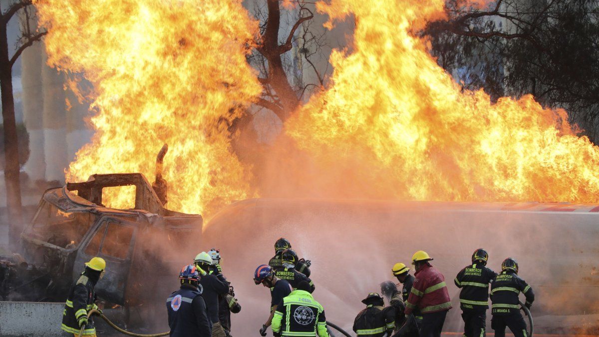 The dead number rises to 10 by the explosion of a gas truck in Iztapalapa