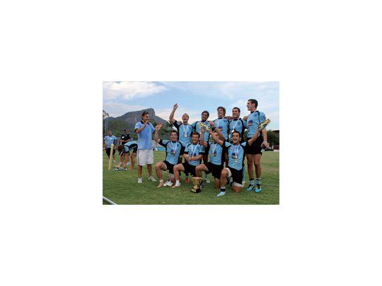 Cambio de manos. Con el Cristo de testigo, los charrúas se quedaron por primera vez con la copa en el Campeonato Sudamericano de seven.