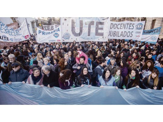 Embestida. En tierra porteña, UTE-CTERA desplegó una movilización. Los gobiernos de Horacio Rodríguez Larreta y María Eugenia Vidal anclaron la adhesión al paro ayer en el 35% y el 40%, respectivamente.