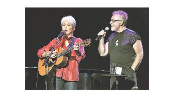 Con una voz impecable, pequeña, intimista, que no permite descubrir el paso del tiempo, actuó Joan Baez en Buenos Aires. En la foto, junto a León Gieco en su presentación en el Gran Rex.