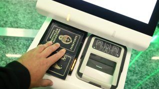 Anualmente se efectúan en toda la Argentina 80 millones de tránsitos por los 237 pasos fronterizos habilitados, de los cuales, 10 millones se realizan en Ezeiza, cerca de 3,7 millones en el puerto de Buenos Aires y 3,3 millones en el Aeroparque Jorge Newbery.