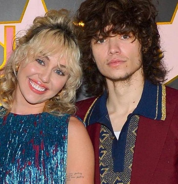 Logró sacarse varias fotos con la cantante. Logró sacarse varias fotos con la cantante.