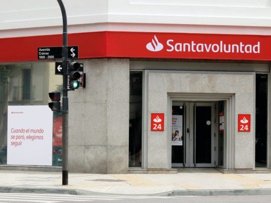 Se intervinieron las marquesinas de las sucursales. Así, se pueden observar estas virtudes junto a la marca “Santander” y debajo se explican las razones de la elección de esas palabras.