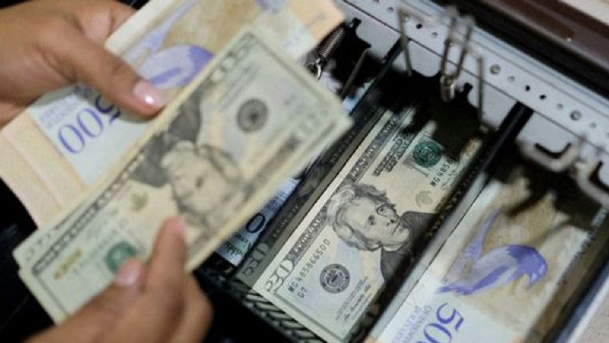 Venezuela plans to tax bank transactions in dollars