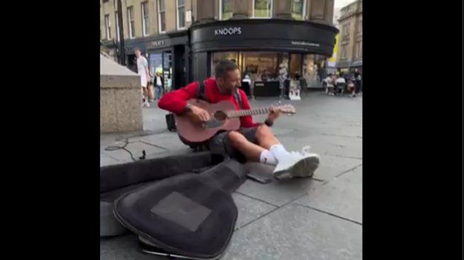Jonas Gutierrez apareció tocando la guitarra en la calle en Inglaterra y se viralizó