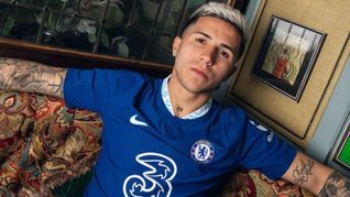 El 5. Enzo Fernández fue presentado en Chelsea y posó con&nbsp; la camiseta Nº5.