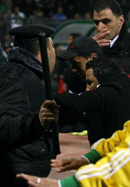 Mucho de los espectadores se enfrentaron con agente policiales.