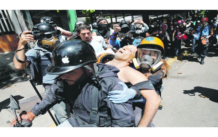 ámbito.com | CAOS. La medida de fuerza convocada por la Mesa de la Unidad Democrática (MUD) derivó en graves enfrentamientos entre las fuerzas del orden y los manifestantes antichavistas.
